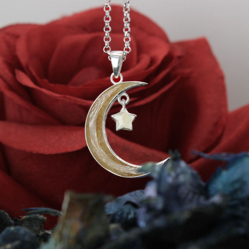 Colgante de plata con pelo de perro o gato dentro de luna y estrella. 2 colores de pelo distintos.