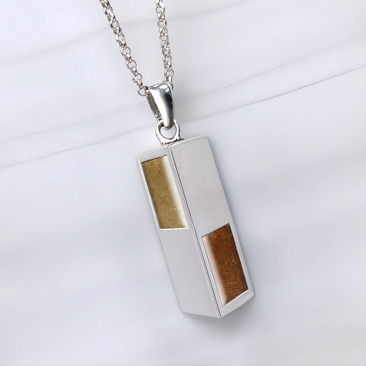 Colgante de plata para colocar el pelito de tu mascota en los huecos del prisma.