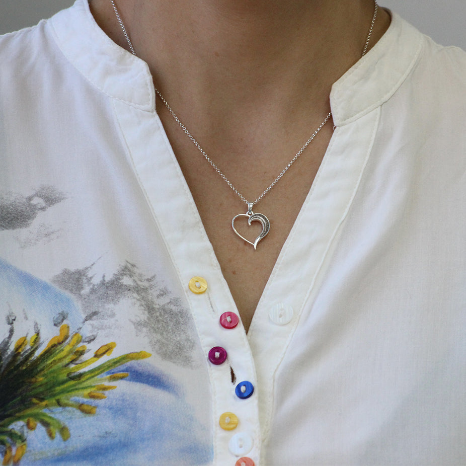 Colgante de plata · Corazón y luna de ceniza