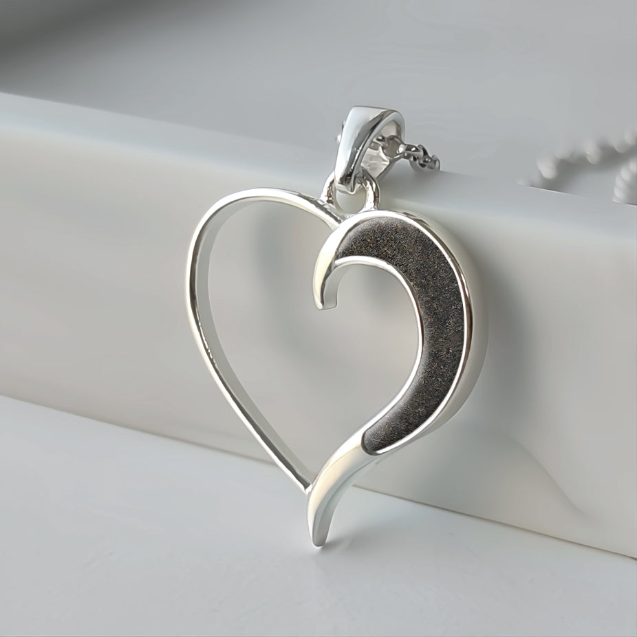 Colgante de plata · Corazón y luna con arena o tierra