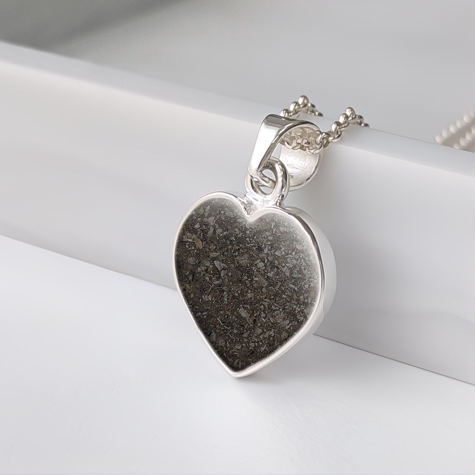 Colgante de plata · Corazón con cenizas de tu mascota