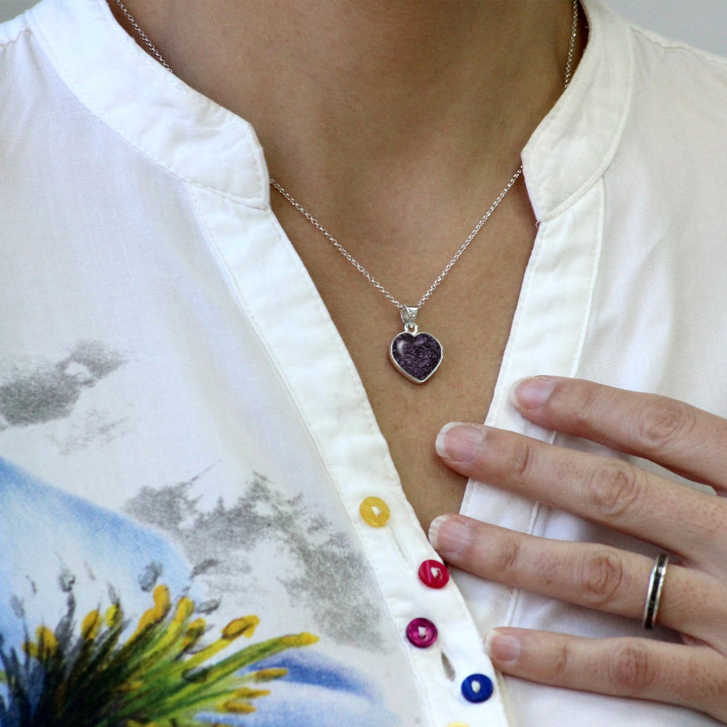 Colgante de plata con cenizas dentro de corazón con cadena incluida.