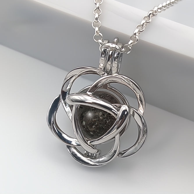 Colgante de plata · Jaula flor y perla con ceniza de tu mascota