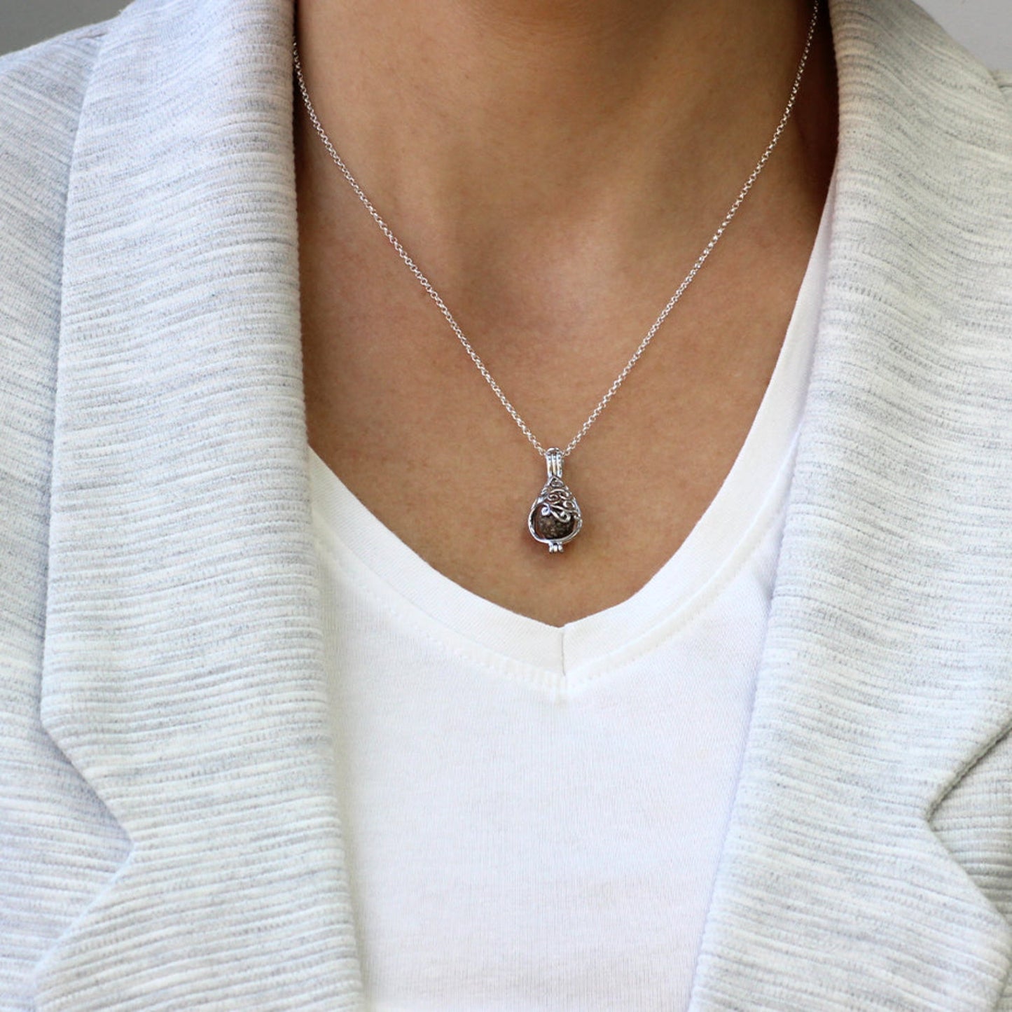 Colgante jaula de plata con esfera de cenizas filigranas