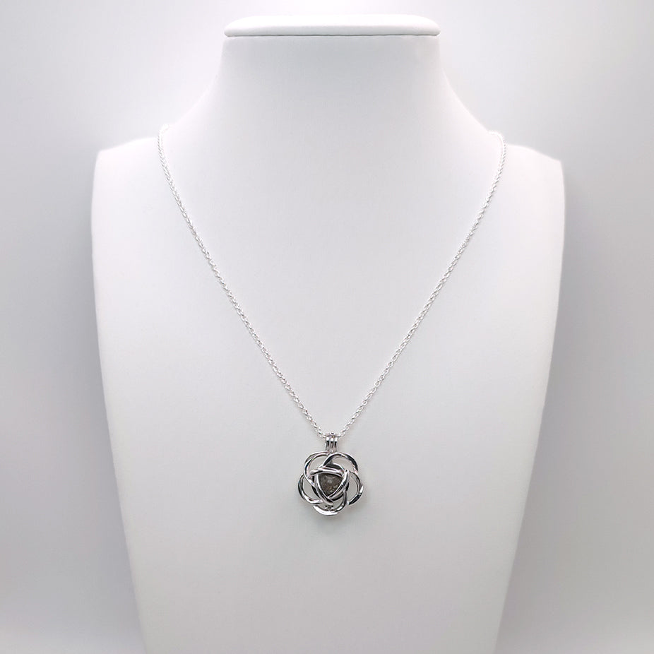 Colgante Jaula de plata con cenizas dentro de flor