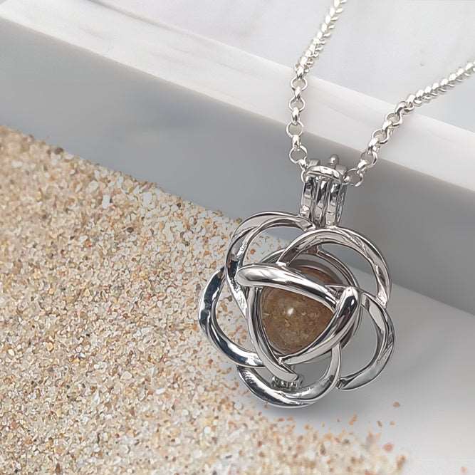 Colgante con arena · Jaula de plata de flor y perla con arena o tierra