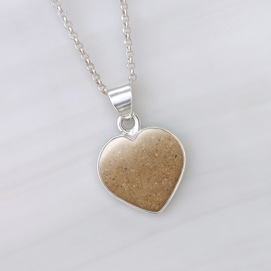 Colgante de plata · Corazón con arena o tierra