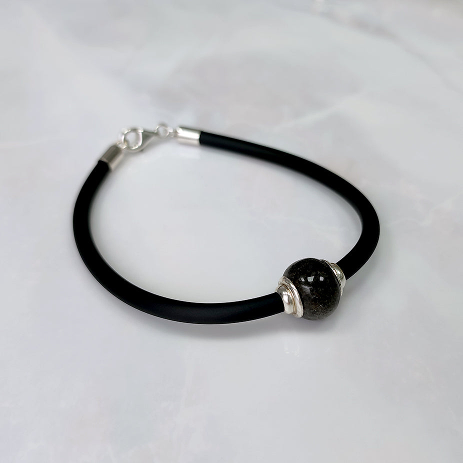 Charm con arena · Engarces de plata y esfera con arena o tierra