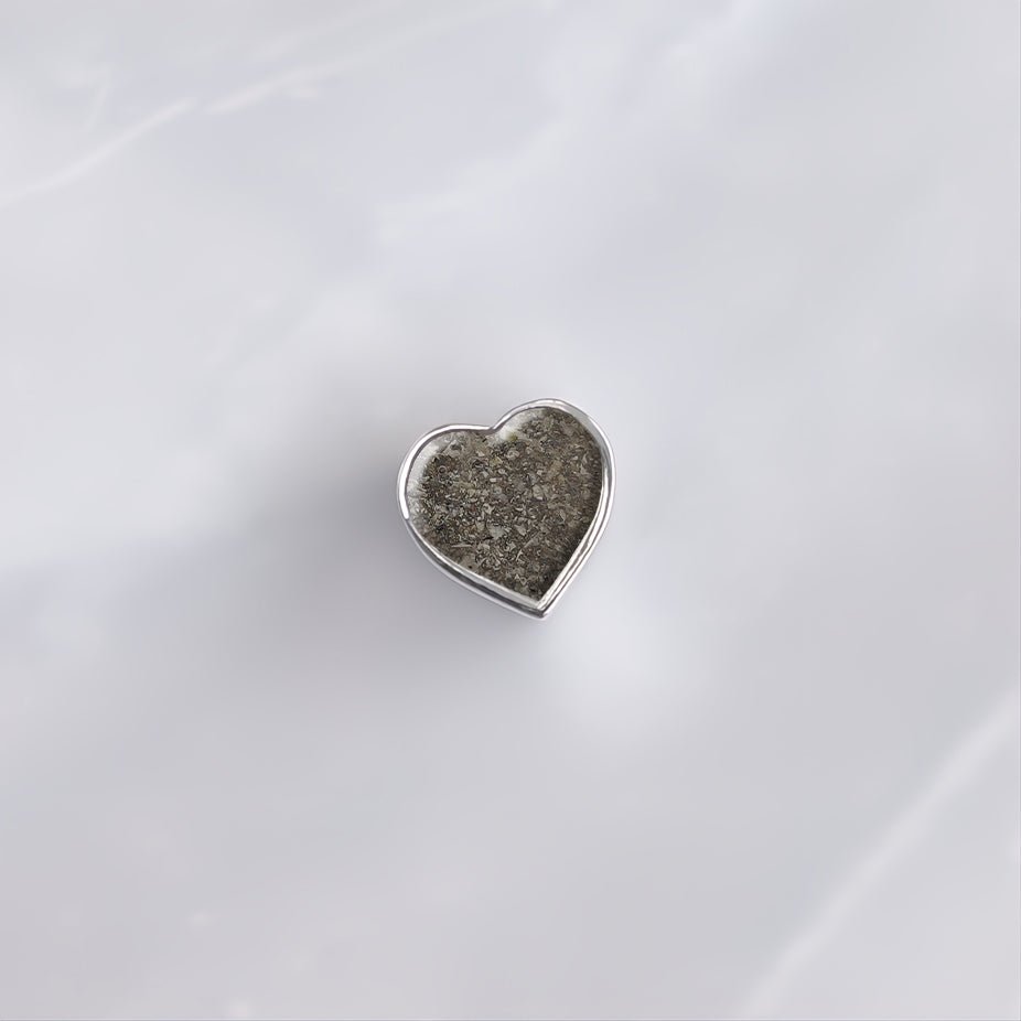 Charm de plata · Corazón de cenizas