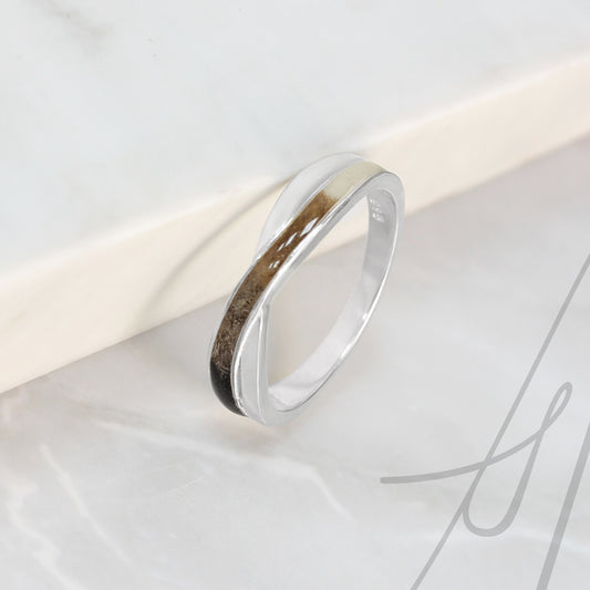 Anillo con Pelo de Mascota en Banda Cruzada de Plata