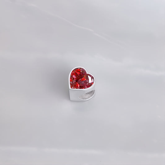 Charm con Cenizas de Mascota en Corazón de Plata con Fondo Brillante