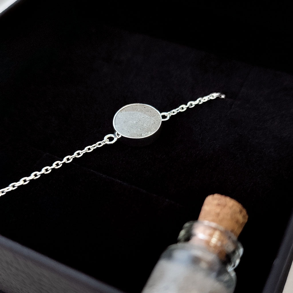 Pulsera de plata con cenizas en un círculo sencillo pero elegante