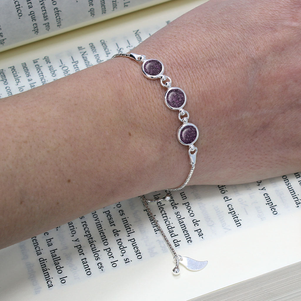 Pulsera de plata con cenizas en un triple círculo