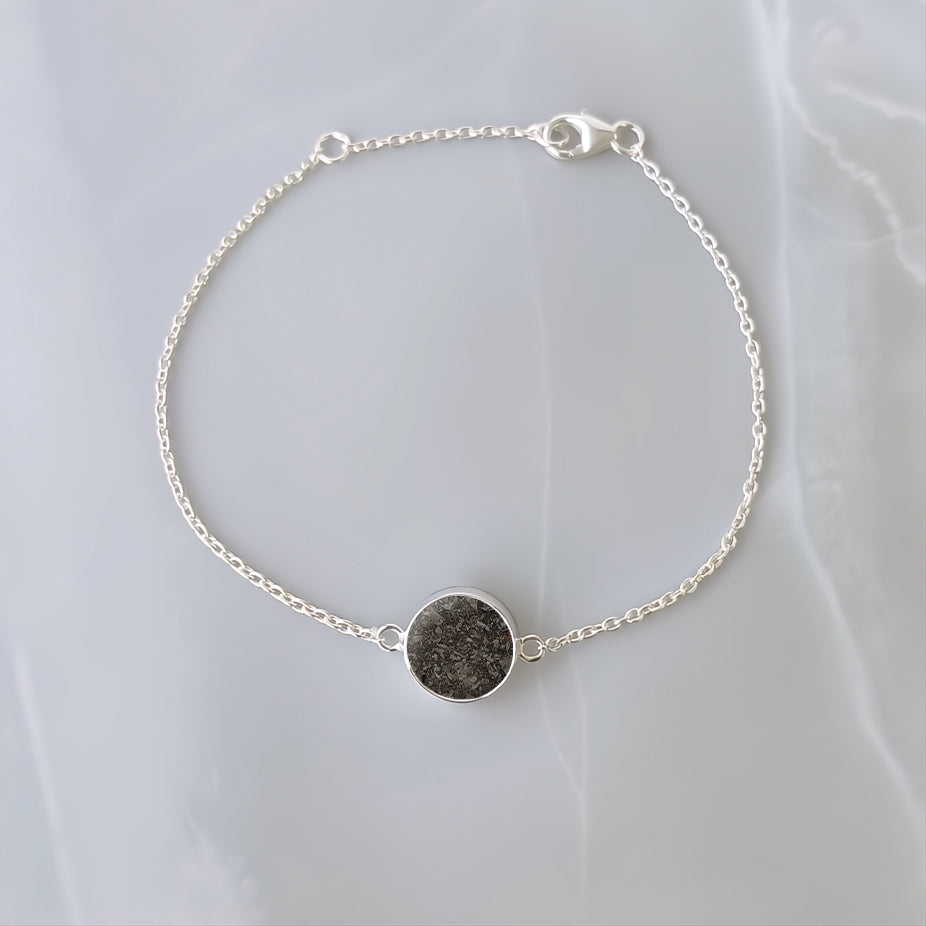 Pulsera de plata · Círculo con cenizas de tu mascota