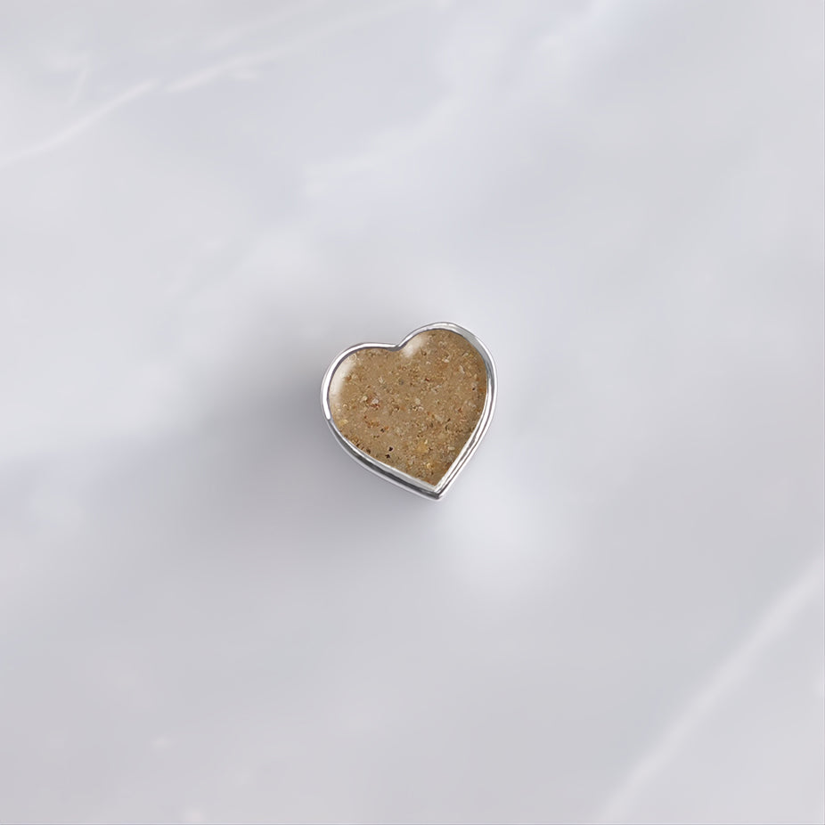 Charm de plata · Corazón de plata con arena o tierra