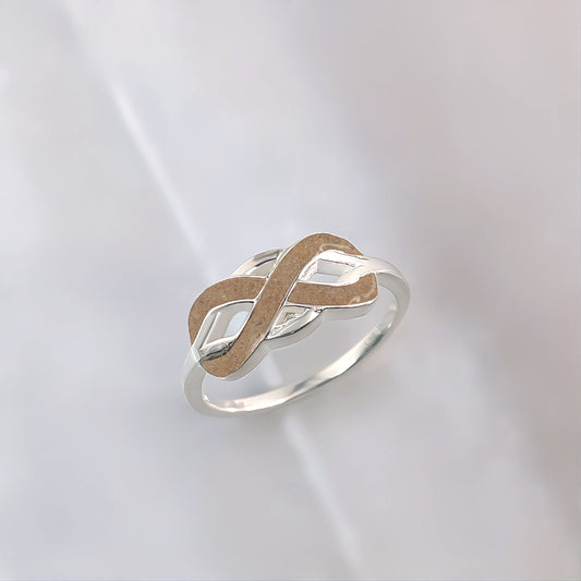 Anillo con arena · Infinito de plata entrelazado con arena o tierra