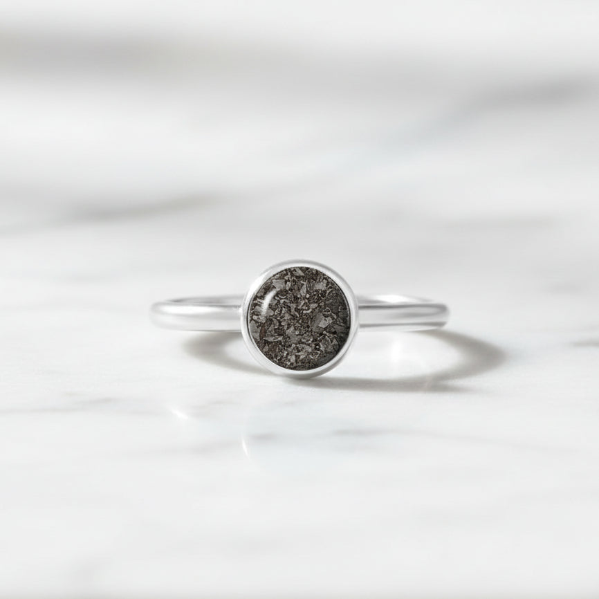 Anillo con Cenizas en Círculo Solitario de Acero Inoxidable
