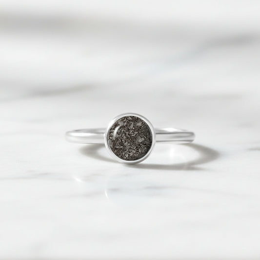 Anillo con Cenizas en Círculo Solitario de Acero Inoxidable