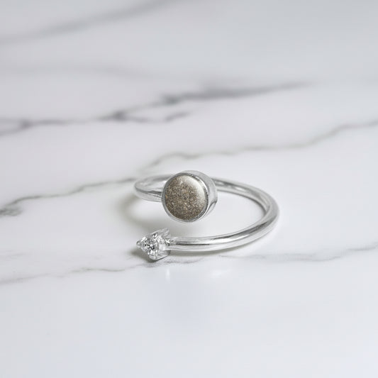 Anillo con Cenizas en Círculo con Circonita y Aro de Plata en Espiral