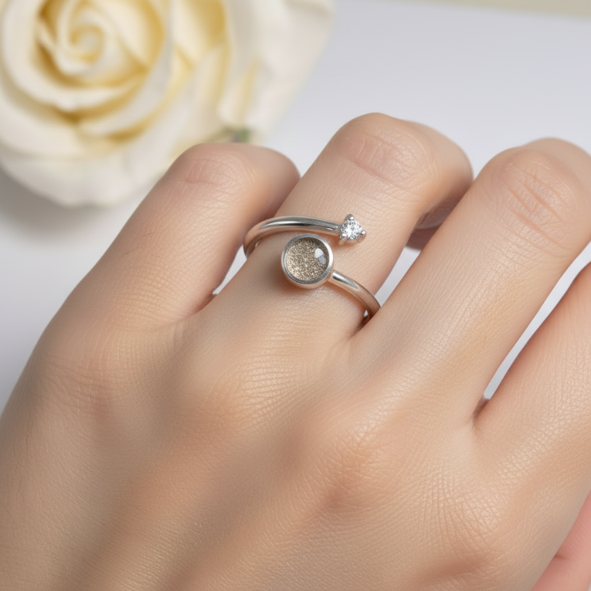 Anillo con Cenizas en Círculo con Circonita en Espiral de Plata