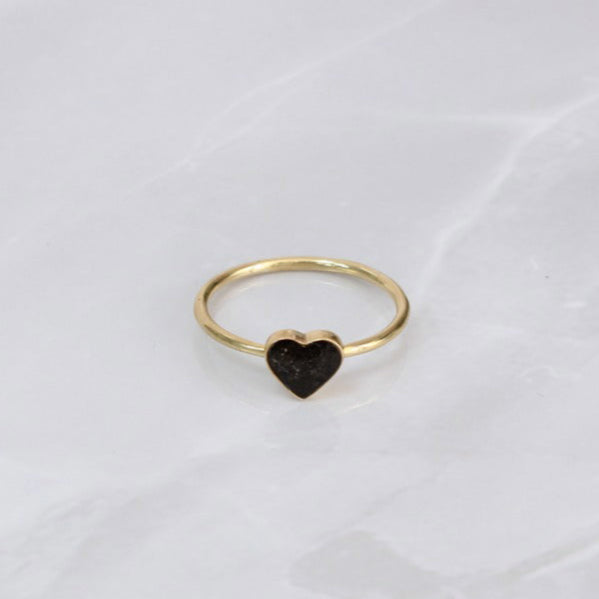 Anillo con Cenizas en Corazón y Aro de Oro