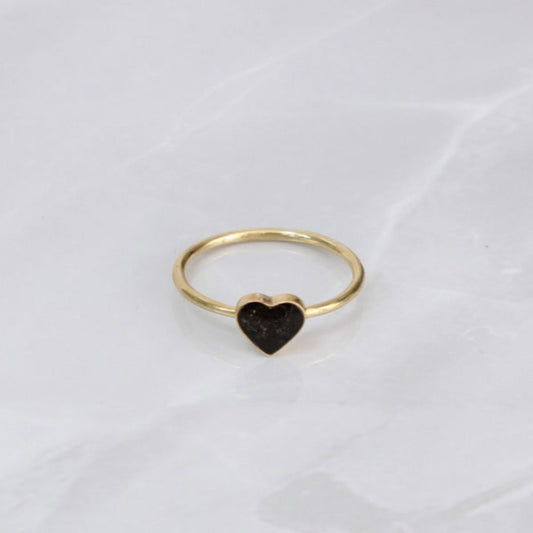 Anillo con Cenizas en Corazón y Aro de Oro