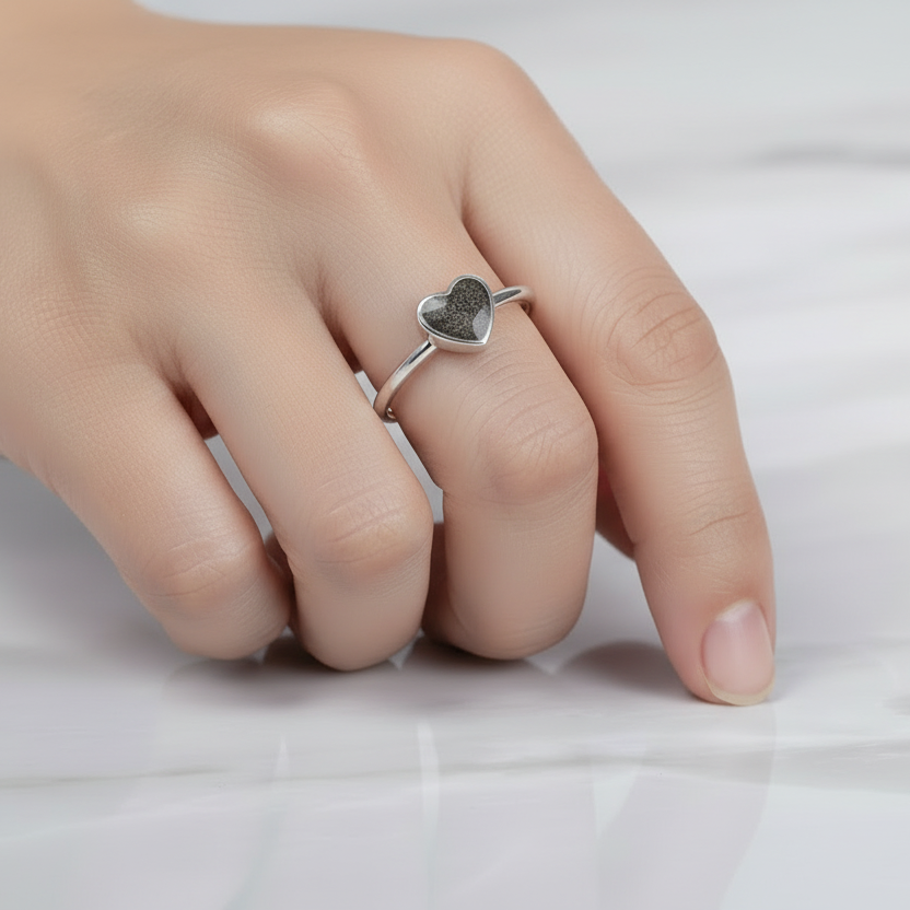Anillo con Cenizas en Corazón de Plata Solitario