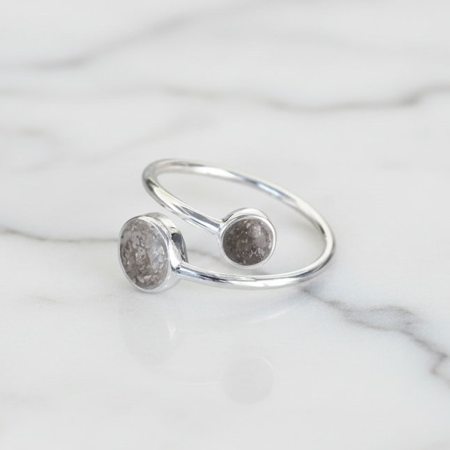 Anillo con Cenizas en Doble Círculo Ajustable 
