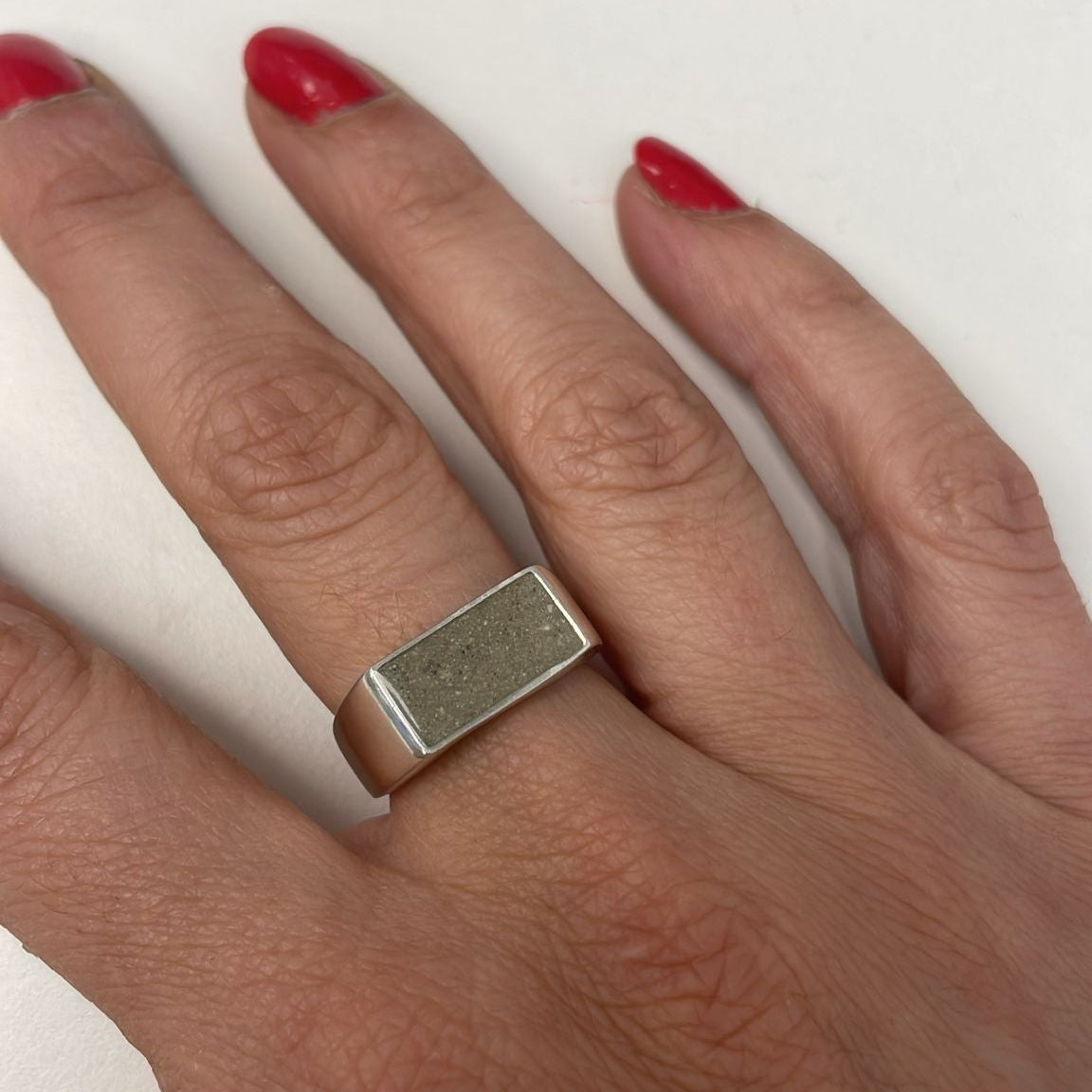 Anillo con Cenizas en Sello Rectangular de Plata de Ley