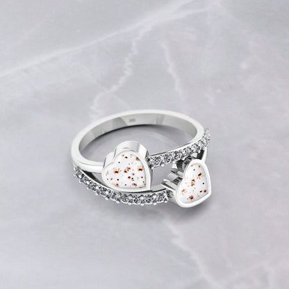 Anillo de Plata con Cordón Umbilical en el interior de 2 corazones unidos por circonitas.