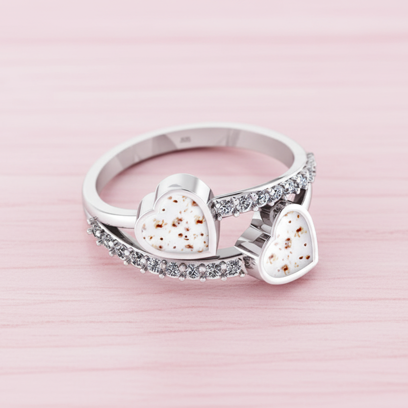 Anillo con Cordón Umbilical en Doble Corazón con Circonitas
