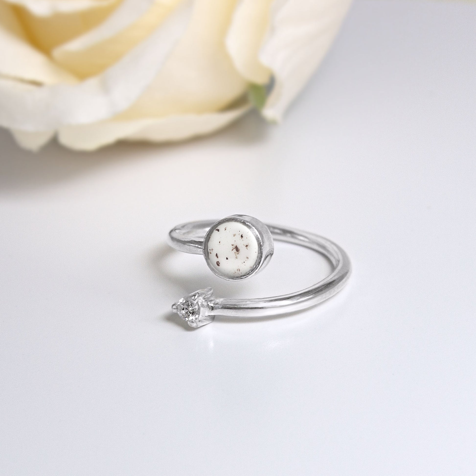 Anillo con Cordón Umbilical en Círculo con  Circonita