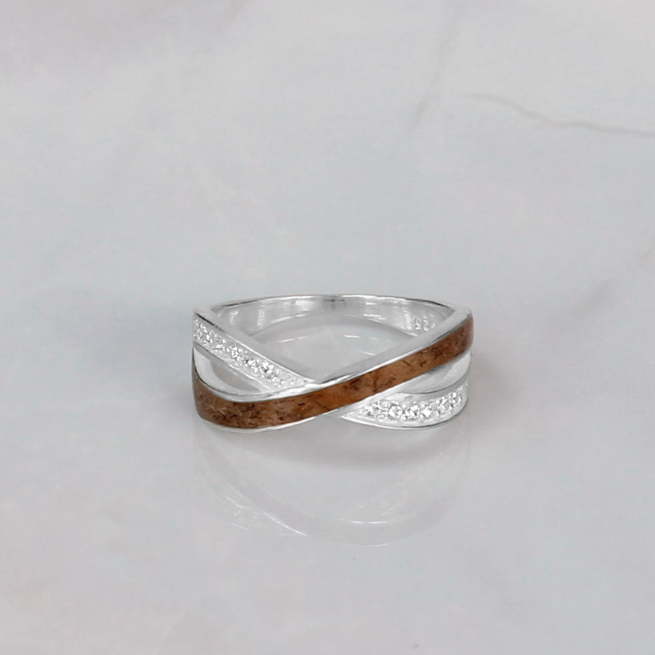 Anillo con Pelo de Mascota en Bandas Cruzadas con Circonitas