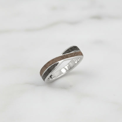 Anillo con Pelo de Mascota en Bandas Cruzadas de Plata. Perro y Gato.