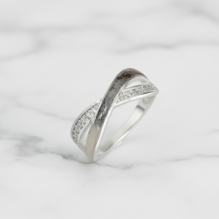 Anillo con Pelo de Mascota en Bandas Cruzadas de Plata con Circonitas