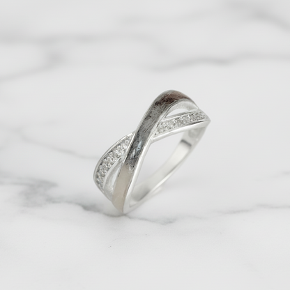Anillo con Pelo de Mascota en Bandas Cruzadas de Plata con Circonitas
