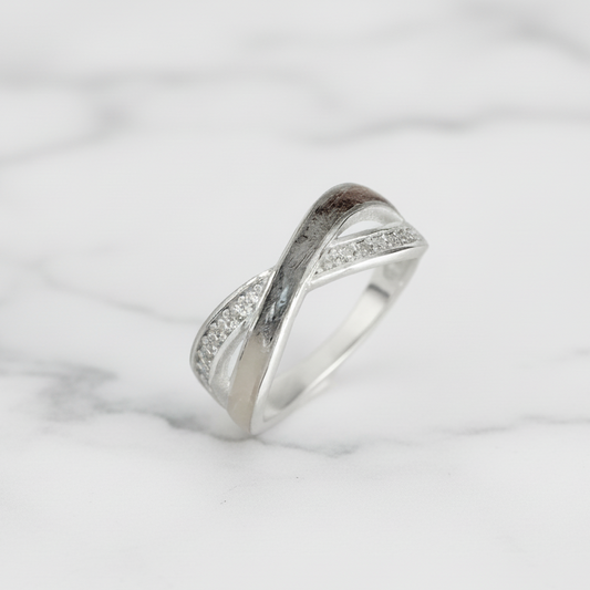 Anillo con Pelo de Mascota en Bandas Cruzadas de Plata con Circonitas