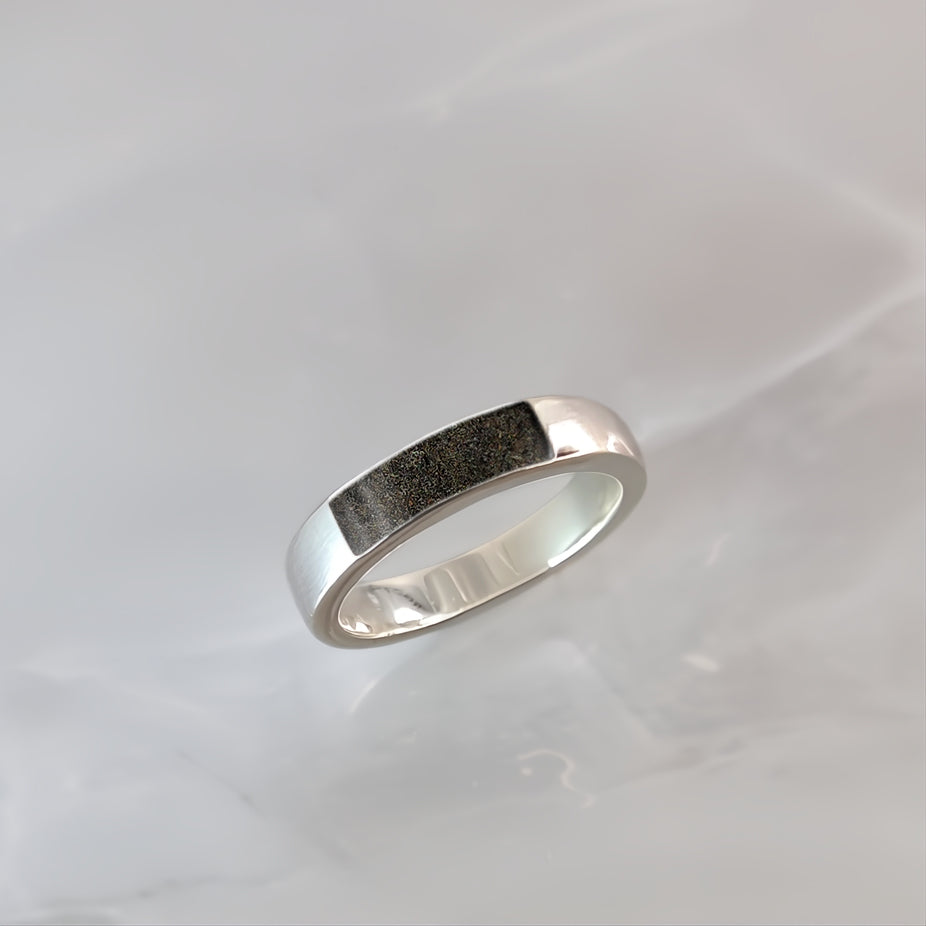 Anillo con arena · Gema rectangular frontal con arena o tierra sobre plata