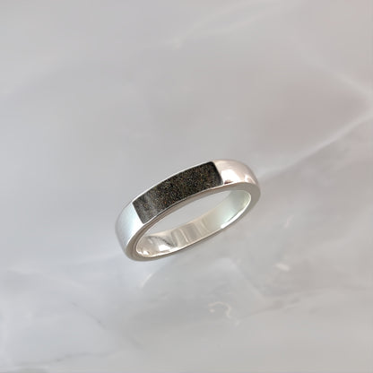 Anillo con arena · Gema rectangular frontal con arena o tierra sobre plata