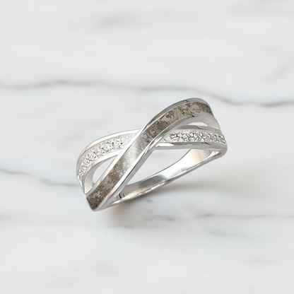 Anillo con Cenizas en Bandas Cruzadas de Plata con Circonitas 