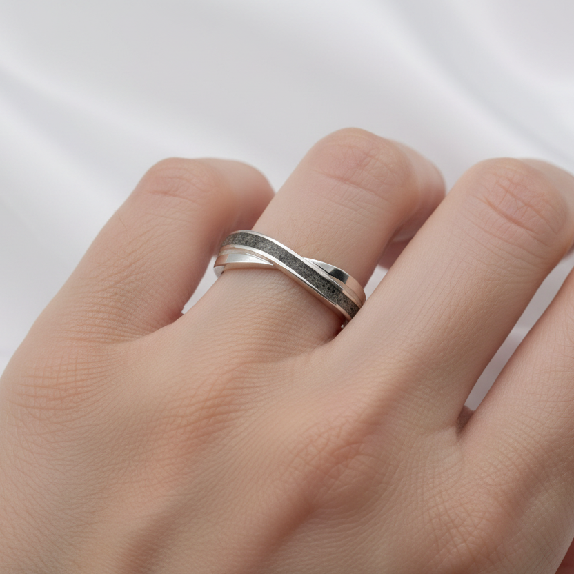 Anillo con Cenizas en Banda Cruzada de Plata de Ley 925
