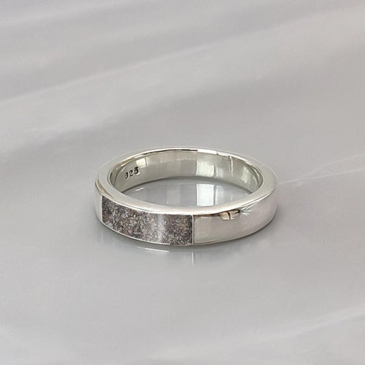 Anillo de plata · Gema rectangular frontal con cenizas