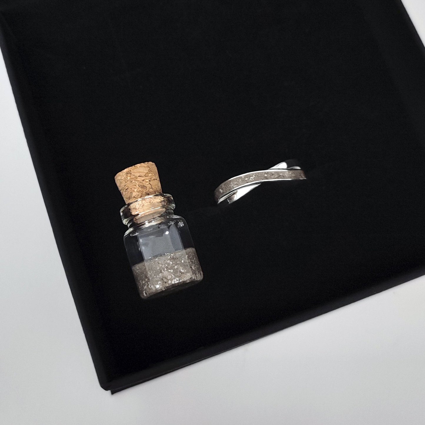 Anillo con cenizas de difunto en banda cruzada de plata