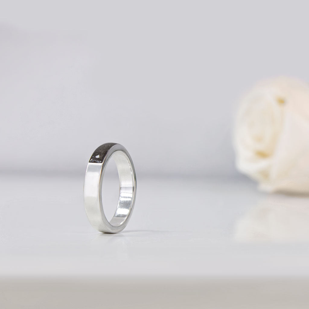 Anillo de plata · Gema rectangular frontal con cenizas de tu mascota