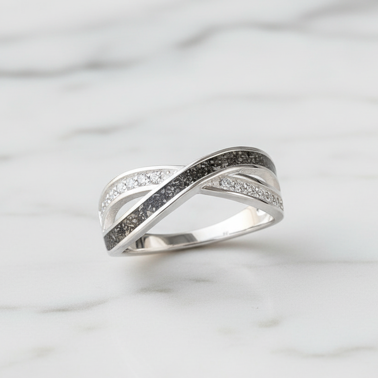 Anillo con Cenizas en Bandas Cruzadas con Circonitas 