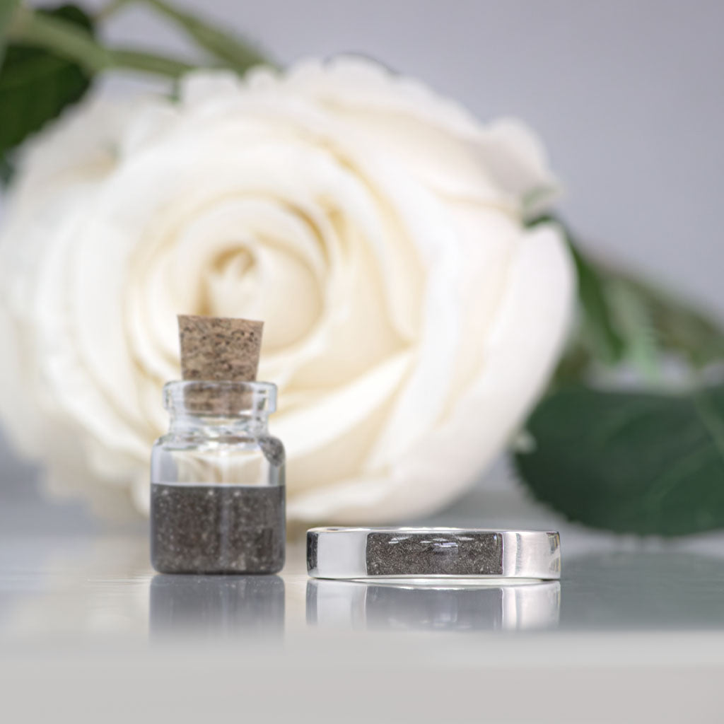 Anillo de plata · Gema rectangular frontal con cenizas