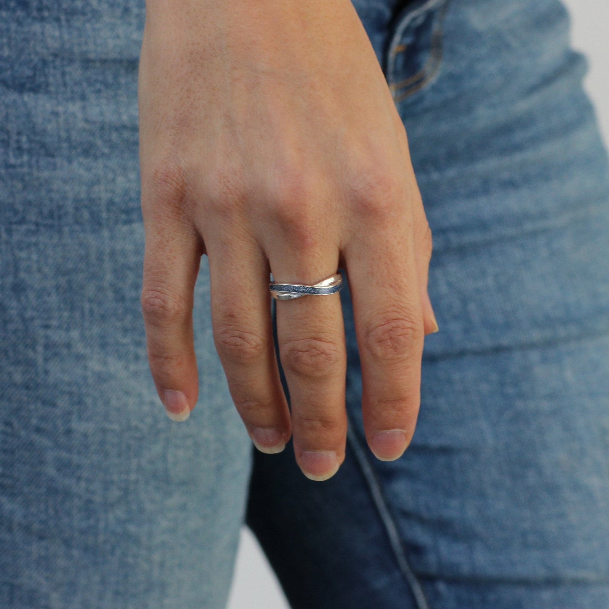 Anillo con cenizas en bandas cruzadas de plata