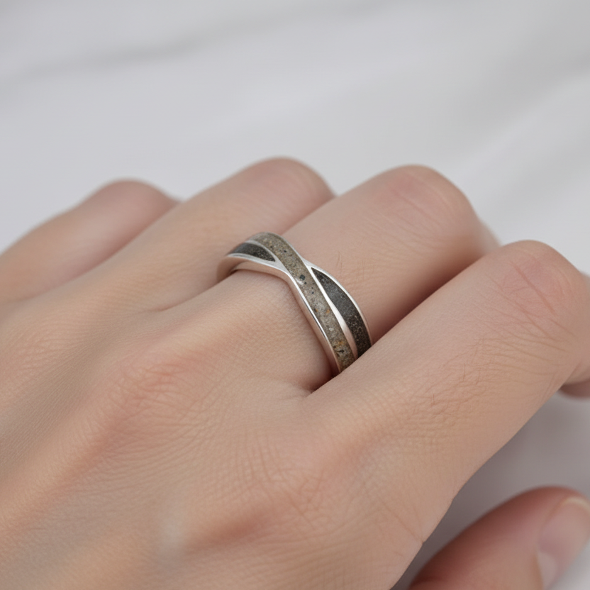 Anillo con Cenizas en Doble Banda Cruzada de Plata
