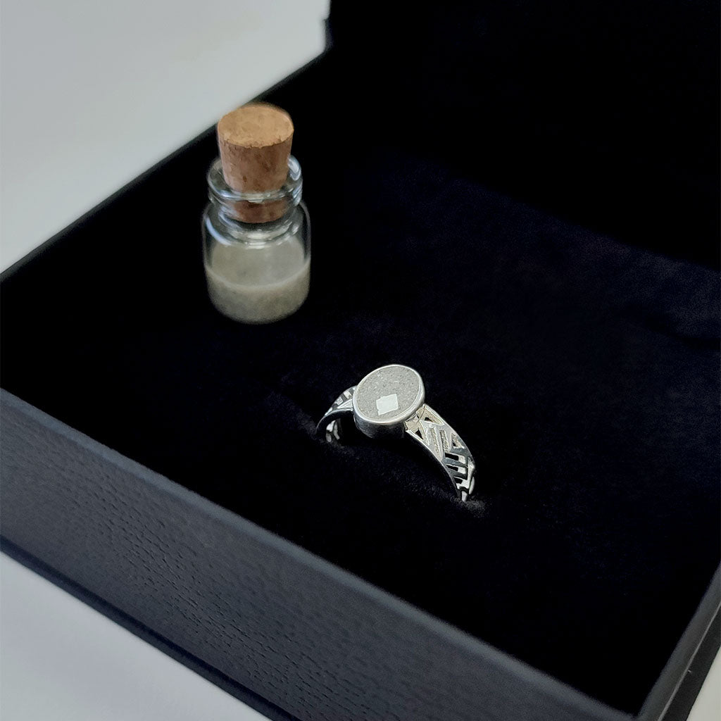 Anillo con cenizas en gema oval sobre bisel de plata con filigranas
