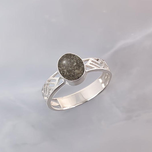 Anillo de plata · Oval de ceniza